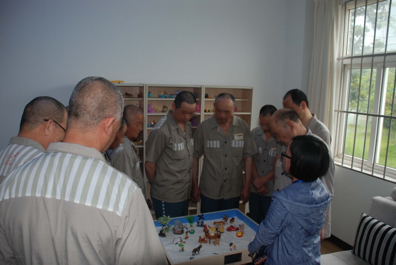 志愿者在省长湖监狱开展团体沙盘游戏治疗